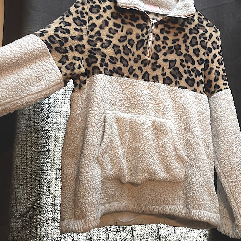 Cheeta and white pullover jacket w/ small zipper 100% polyester